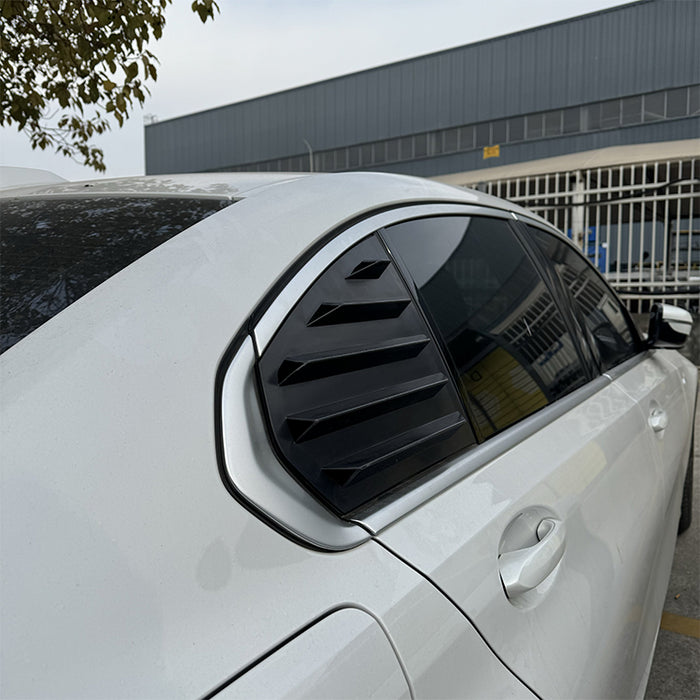 Bagrude Lameller Cover black installed on white BMW G20 rear window with horizontal slats