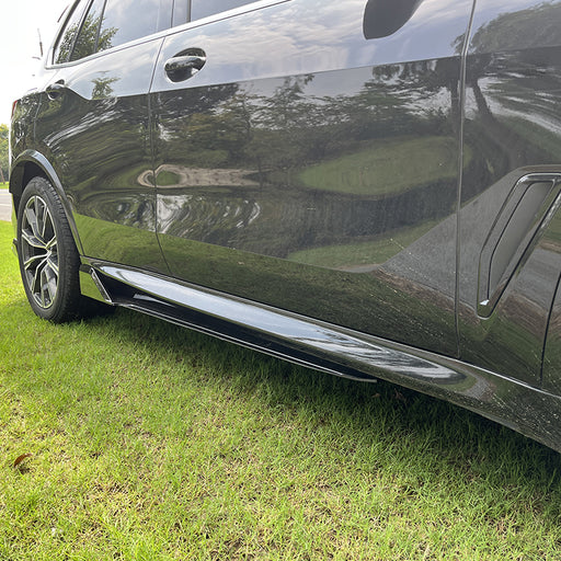 Black glossy side skirts for BMW X5 G05 2019+ installed on vehicle