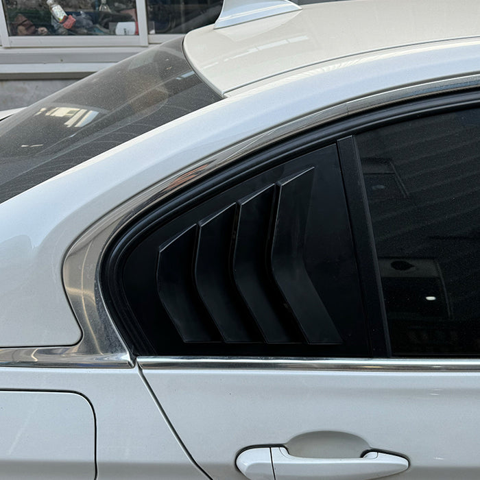 Black Bagrude Lameller Cover with vertical slats installed on BMW F30 rear window