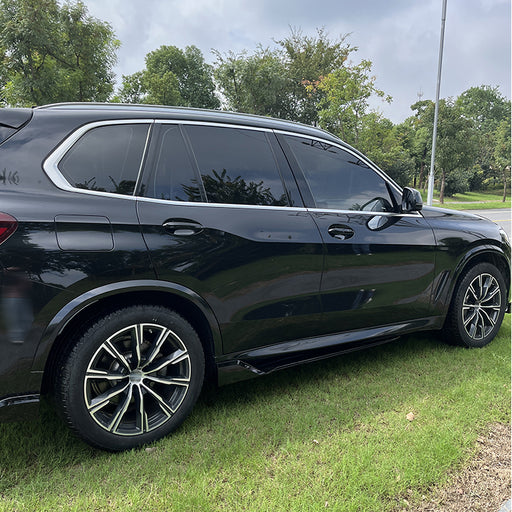 Glossy black side skirts for BMW X5 G05 2019+ installed on black SUV