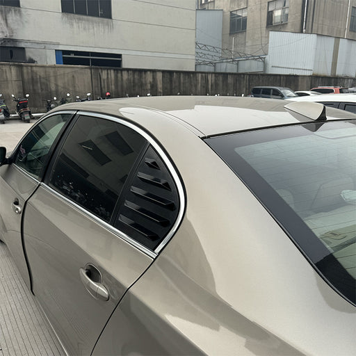 Black trunk shade cargo cover for BMW 5-Serie E60 installed on white sedan