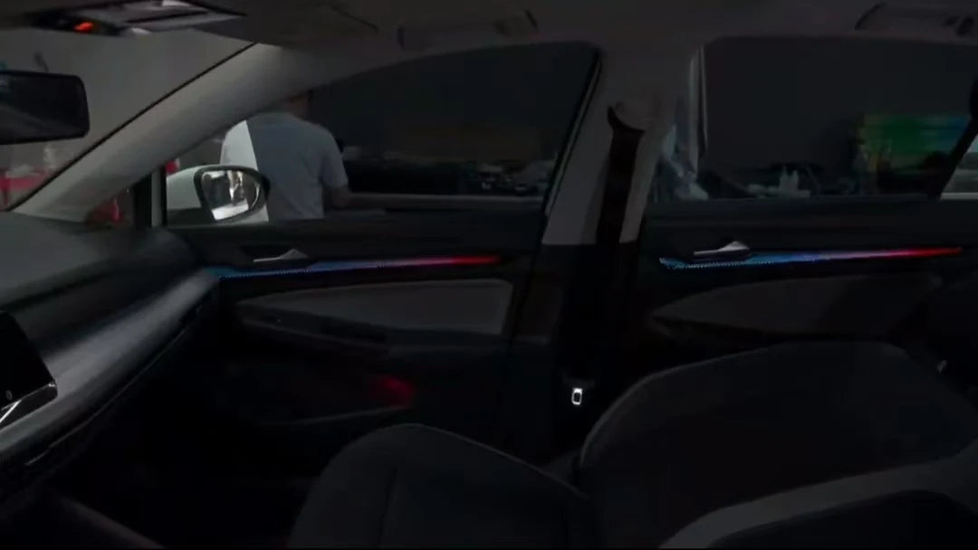 Volkswagen Golf 8 Ambient Lys Pakke blue and purple LED ambient lighting on door and dashboard interior