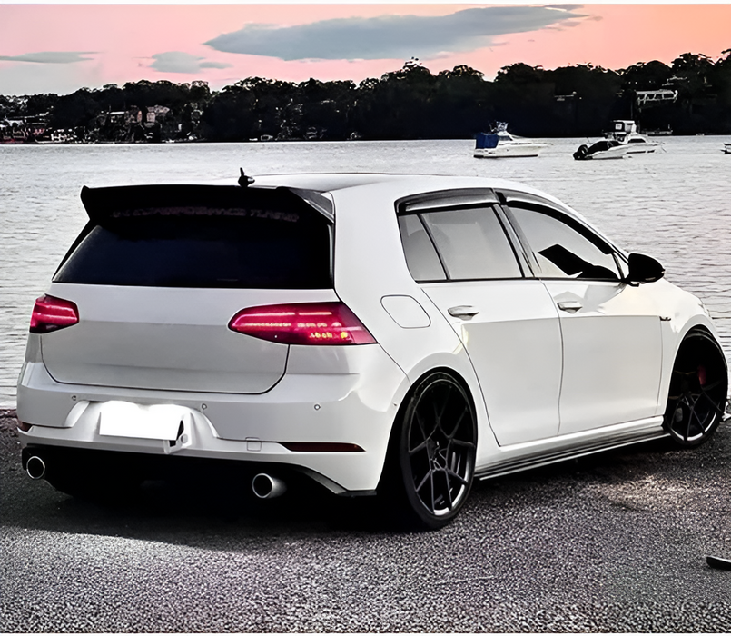 Dynamisk Bakspoiler till Volkswagen Golf 7/7.5 blank svart